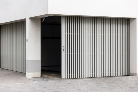 Porte de garage coulissante latérale